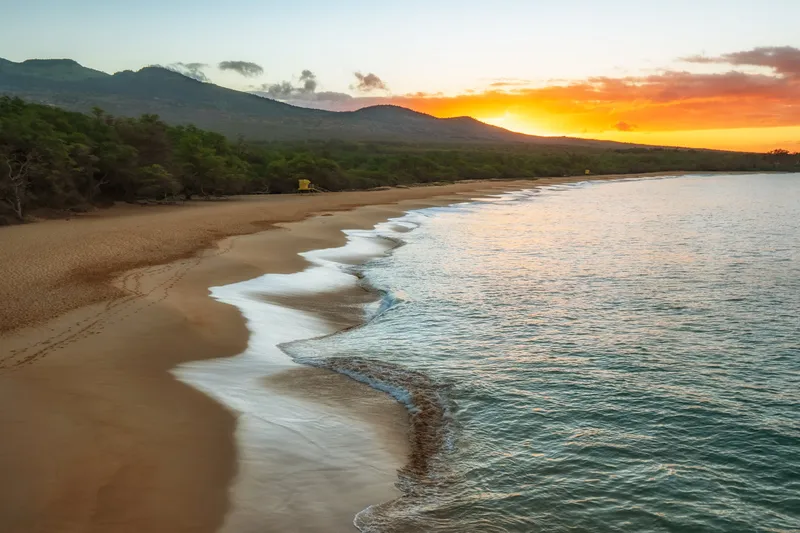 Sunset over Mākena Beach in South Maui, next to Wailea